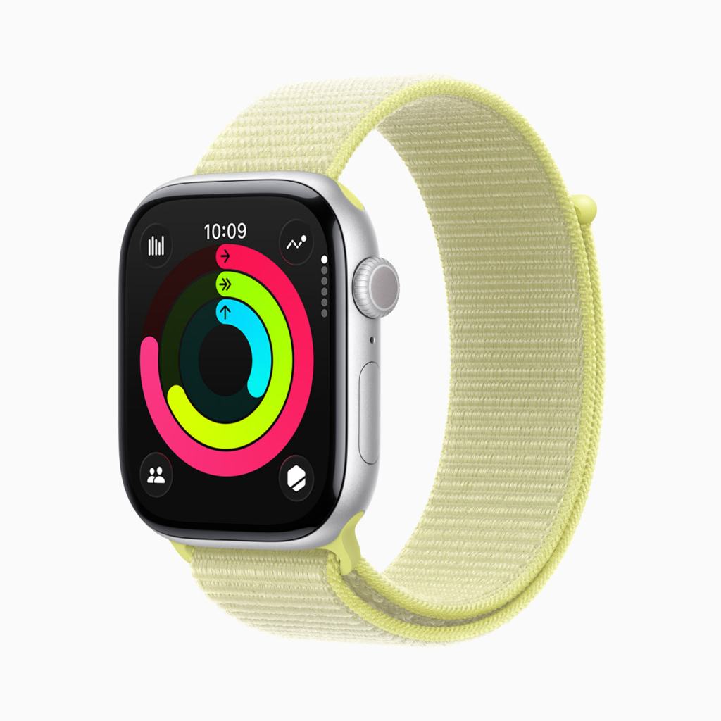 Apple Watch Series 11의 세련된 디자인과 함께 밝은 노란색 밴드가 특징인 모습, 화면에는 다양한 운동 데이터를 나타내는 애플리케이션 인터페이스가 보인다.