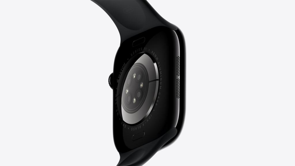 Apple Watch Series 11의 측면 모습, 검은색 알루미늄 케이스와 스포티한 밴드가 특징인 스마트워치.