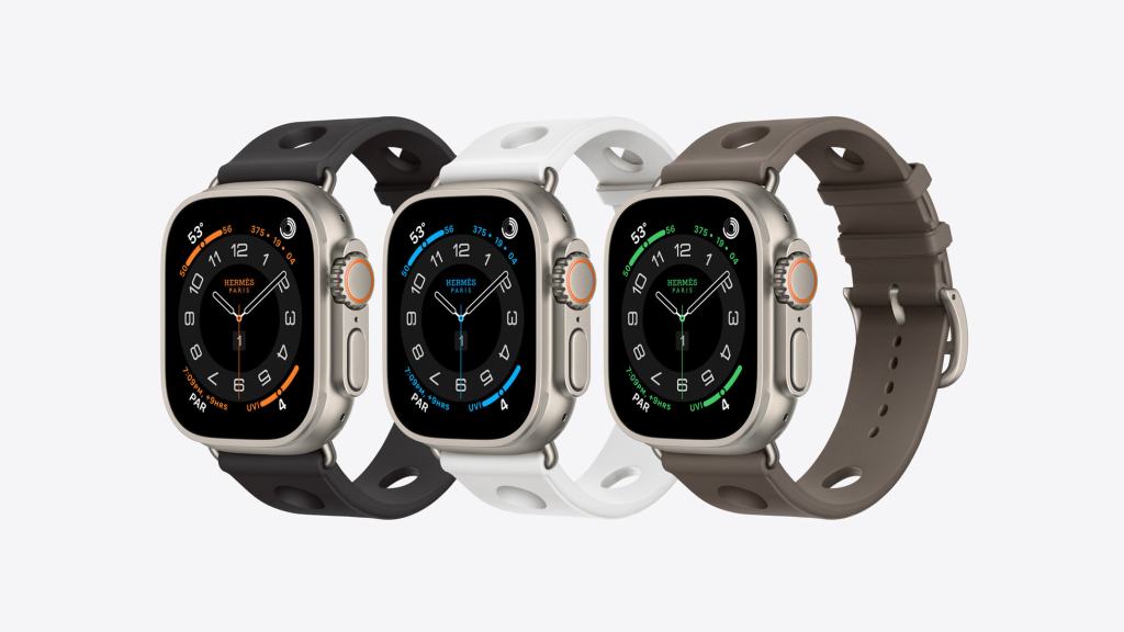 Apple Watch Ultra 3의 세 가지 색상 모델이 나란히 놓여 있는 이미지로, 각 모델은 블랙, 화이트, 브라운 밴드와 함께 표시되고 있습니다.