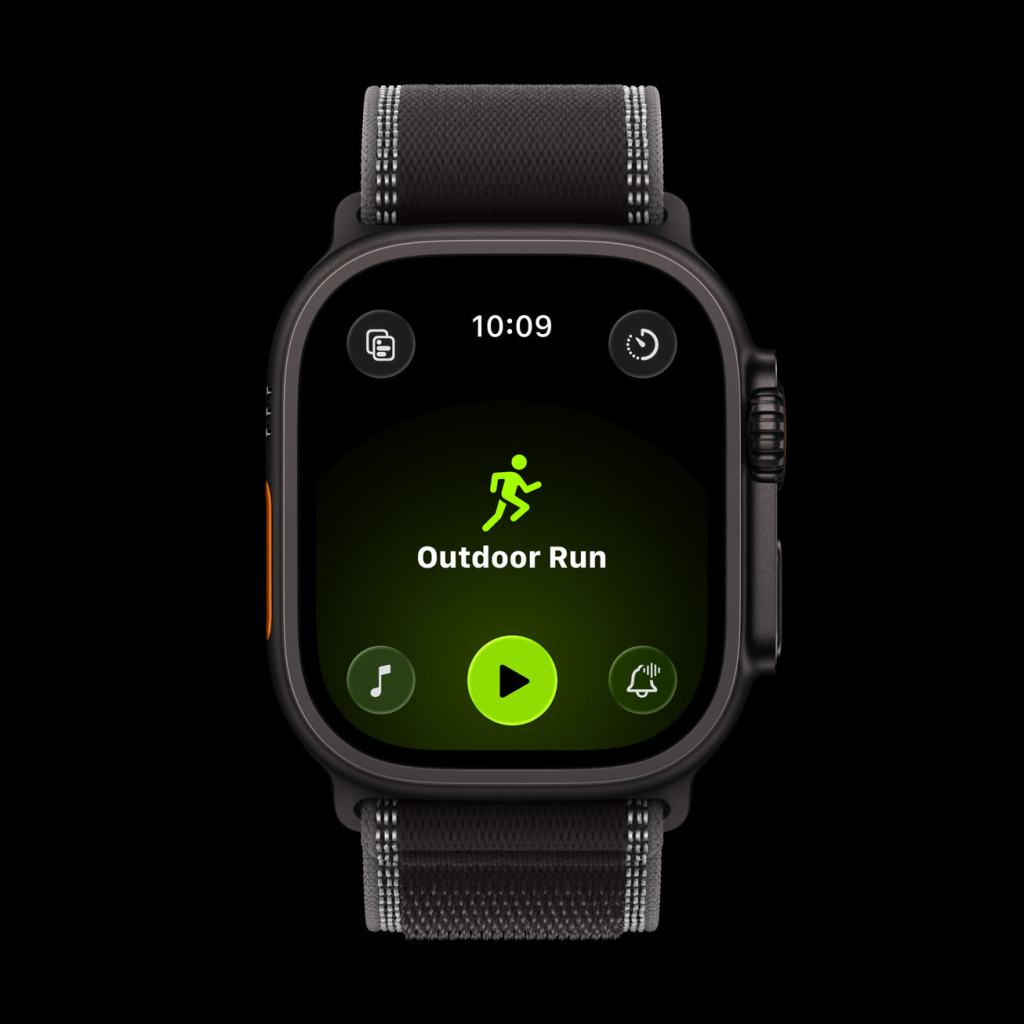 Apple Watch Ultra 3의 화면이 'Outdoor Run' 모드를 표시하며, 그린 색상의 러너 아이콘과 함께 재생 버튼이 나타나는 모습.