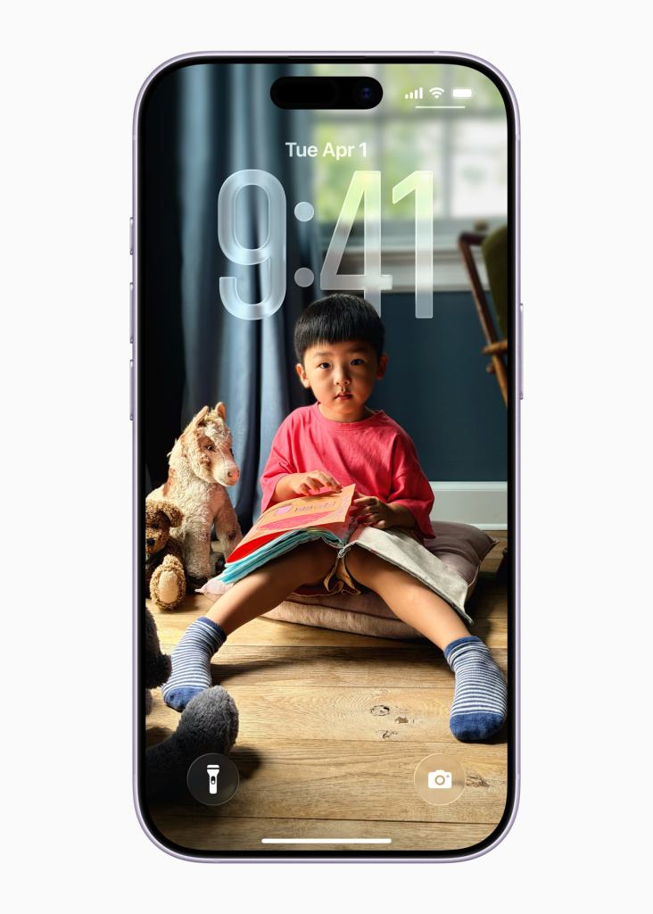 Apple, iPhone 17 발표 13 iPhone 17의 잠금 화면에 앉아 책을 읽고 있는 어린 소년의 모습이 담겨 있으며, 시간과 기기 아이콘이 표시되어 있다.