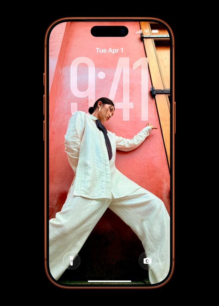 Apple, iPhone 17 Pro와 iPhone 17 Pro Max 발표 12 iPhone 17 Pro 화면에 9:41 시각이 표시된 모습, 사용자가 화이트 의상을 착용하고 인물 사진을 촬영 중인 장면.