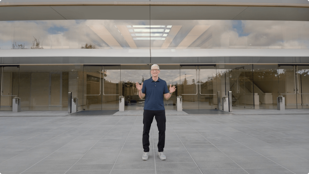 Apple Event에서 발표를 위해 스테이지 앞에 서 있는 한 남성의 모습