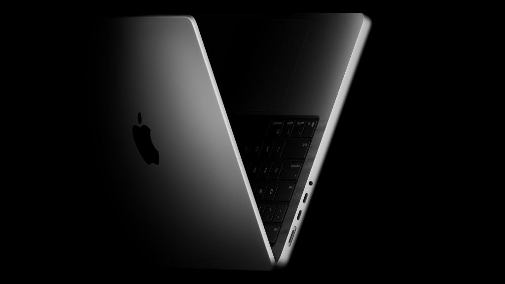 측면에서 본 새로운 MacBook Pro 14, M5 칩이 탑재된 모습. 체계적인 디자인과 실버 색상으로 주목받는 제품.