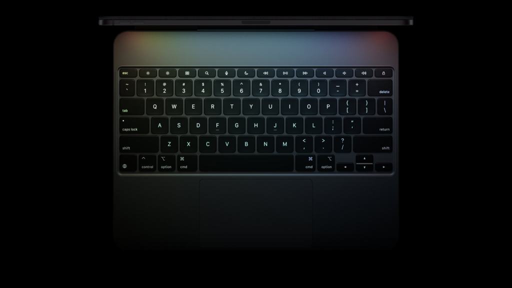 Apple, M5 칩을 탑재한 혁신적인 iPad Pro 발표 15 최신 Apple Magic Keyboard의 상단 모습, 하늘색 조명이 비치는 검은색 키보드.
