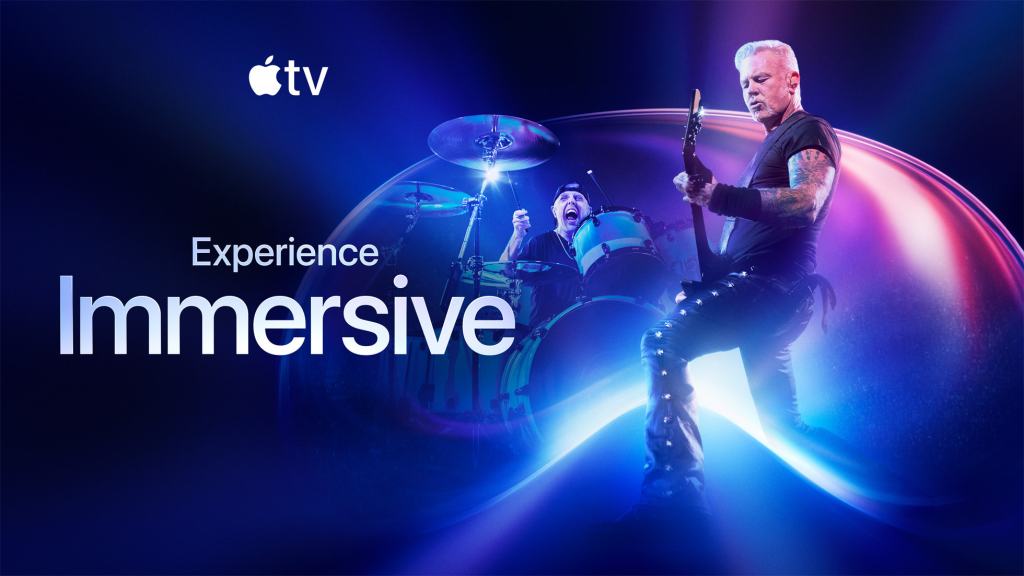 Apple TV의 Immersive 경험을 강조하는 이미지로, 기타를 연주하는 뮤지션과 드럼을 연주하는 드러머가 있는 배경.