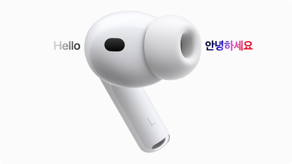 이미지에는 AirPods이 보여지고 있으며, 'Hello'와 '안녕하세요'라는 문구가 나타나 있다.