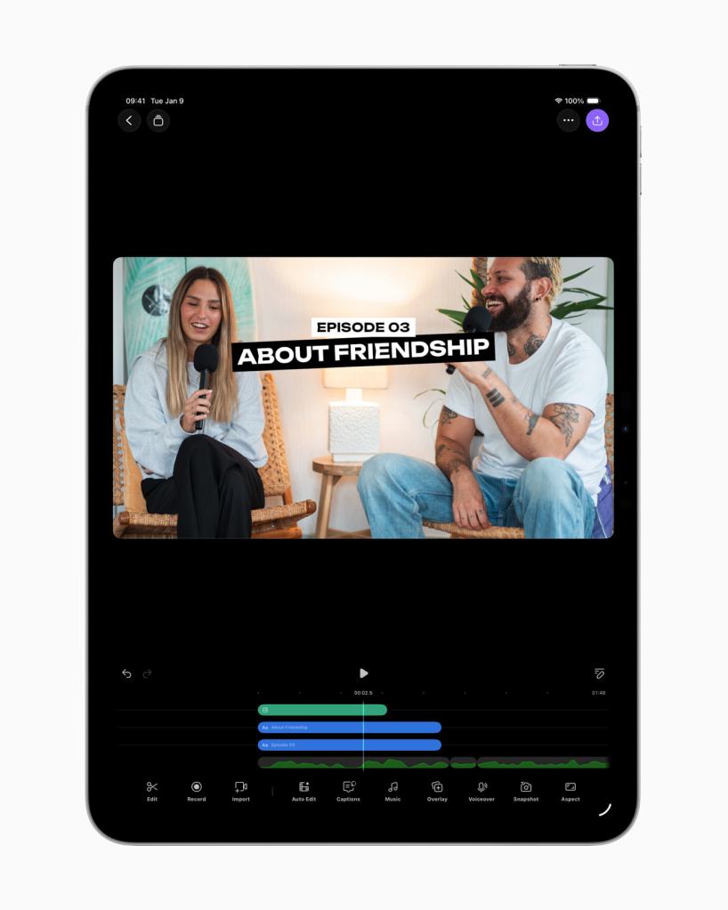 iPad 화면에 팟캐스트 에피소드를 편집하는 모습, 두 사람의 대화가 담긴 비디오 클립이 표시됨.