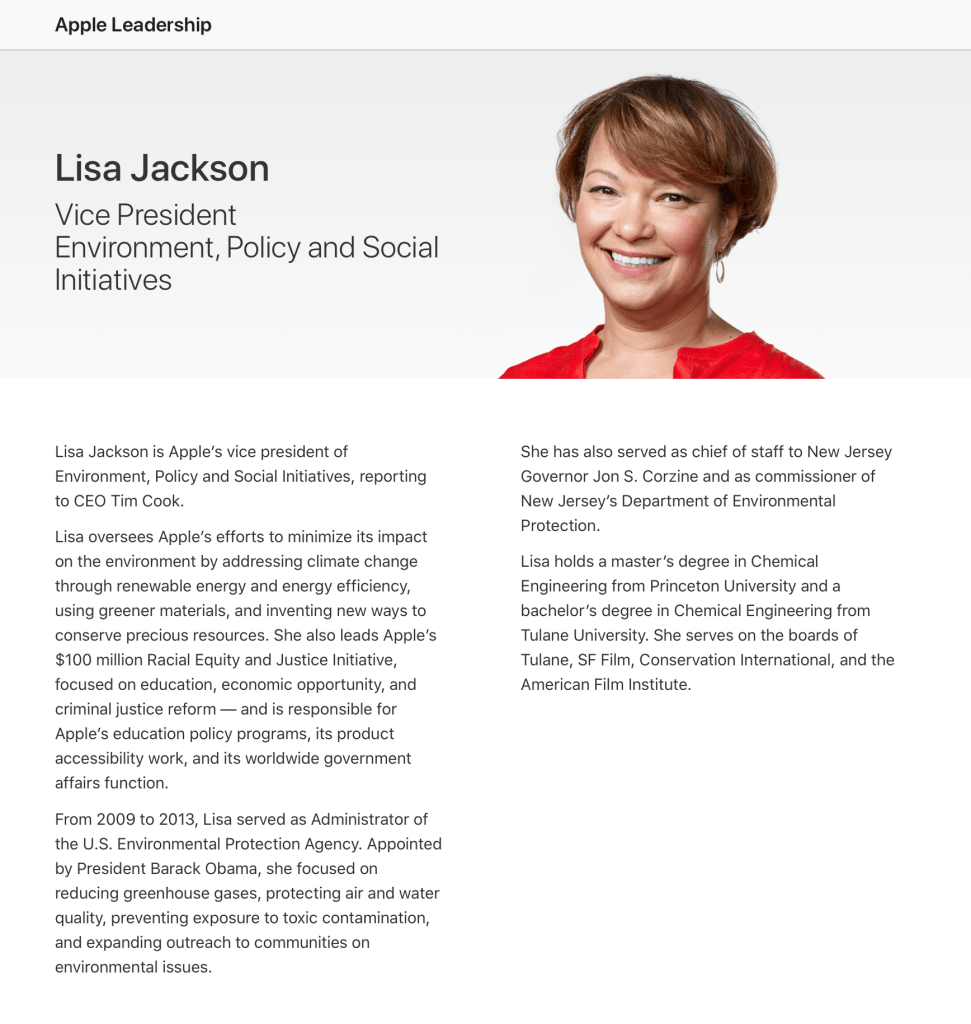 Lisa Jackson, Apple의 환경, 정책 및 사회적 이니셔티브 담당 부사장의 프로필 사진과 직무 설명.