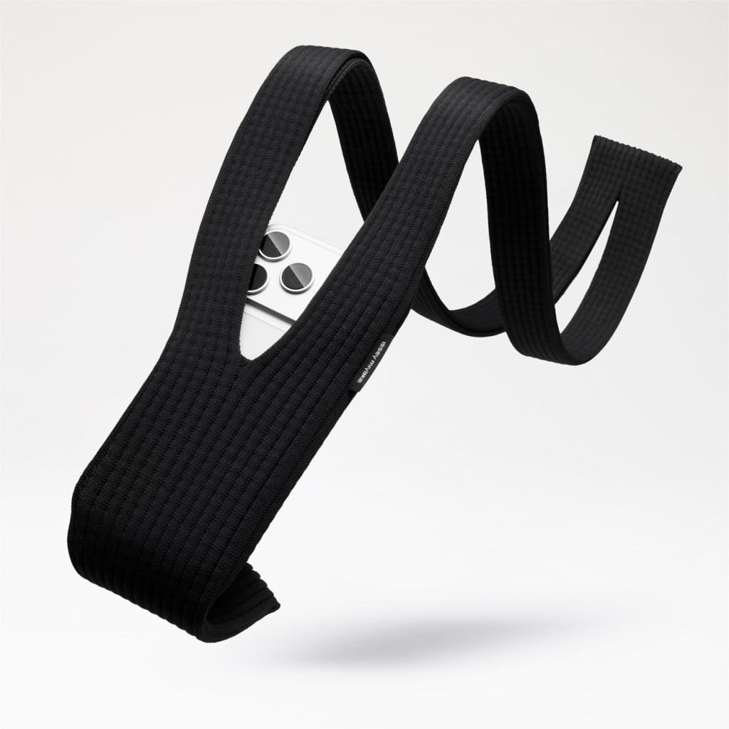블랙 색상의 ISSEY MIYAKE iPhone Pocket이 iPhone을 매치한 모습.