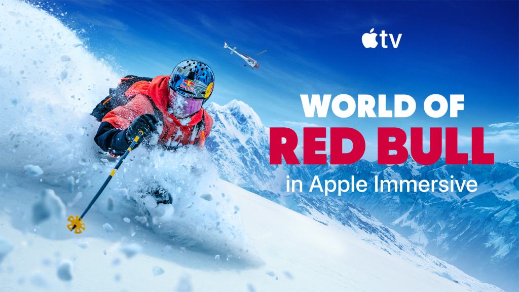 스키를 타고 있는 선수와 배경의 눈 덮인 산과 헬리콥터가 보이는 이미지, Apple TV에서 'WORLD OF RED BULL in Apple Immersive'를 홍보하는 텍스트 포함.