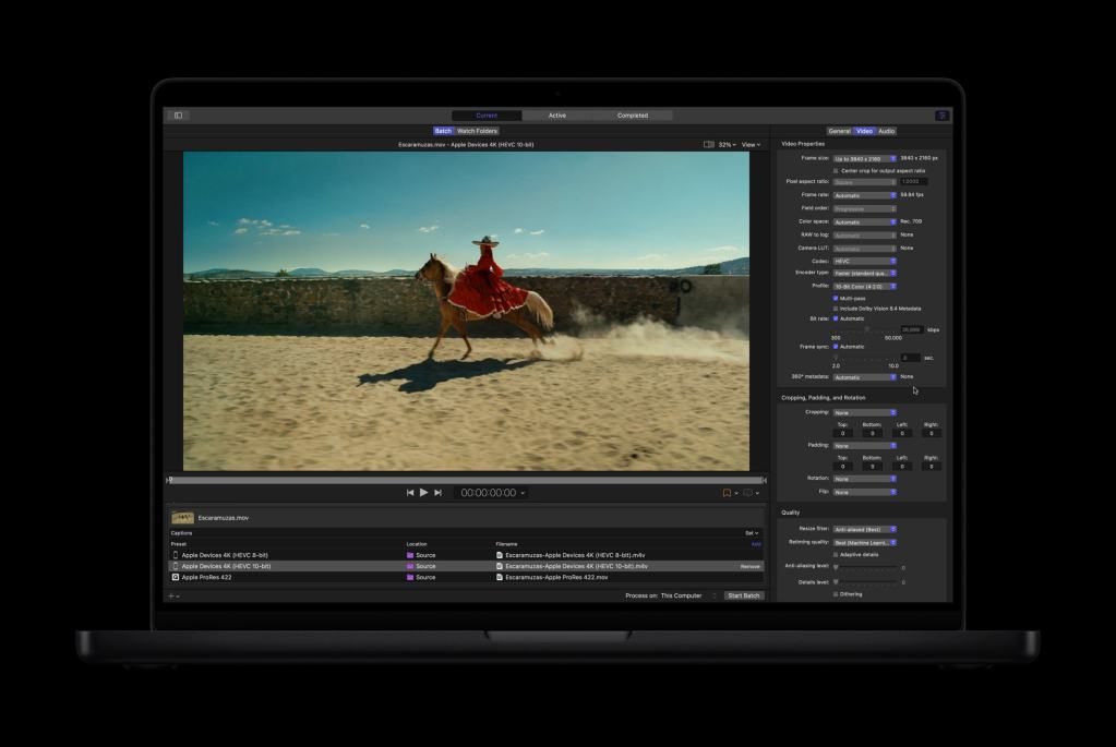 영상 편집 소프트웨어가 열려 있는 노트북 화면, 말 위에 남자가 빨간 옷을 입고 달리고 있는 장면이 표시됨.
