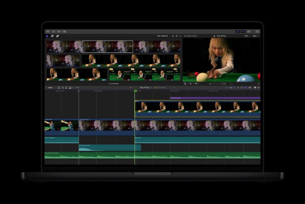 편집 소프트웨어에서 비디오 편집 작업을 수행하는 모습이 담긴 노트북 화면