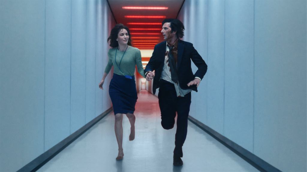 2025년, 기록적인 한 해를 보낸 Apple 서비스 8 두 사람이 긴 복도에서 손을 잡고 달리고 있는 장면