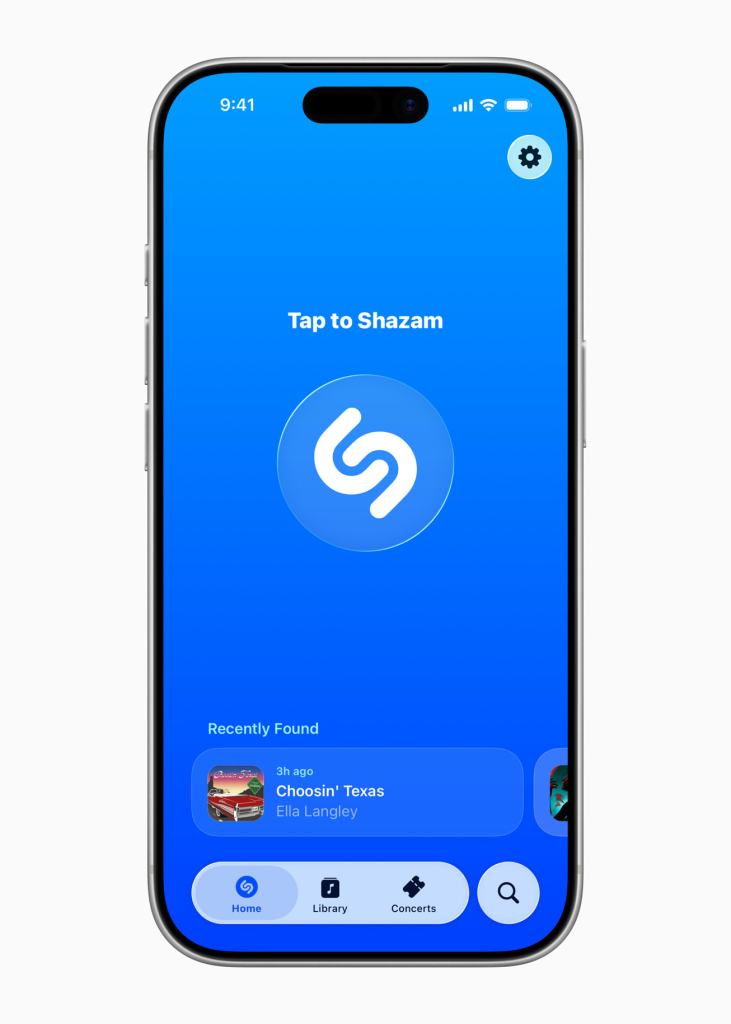 2025년, 기록적인 한 해를 보낸 Apple 서비스 10 파란 배경의 스마트폰 화면에 'Tap to Shazam'이라는 문구와 Shazam 로고가 표시되어 있으며, 최근 발견된 곡 목록이 보입니다.