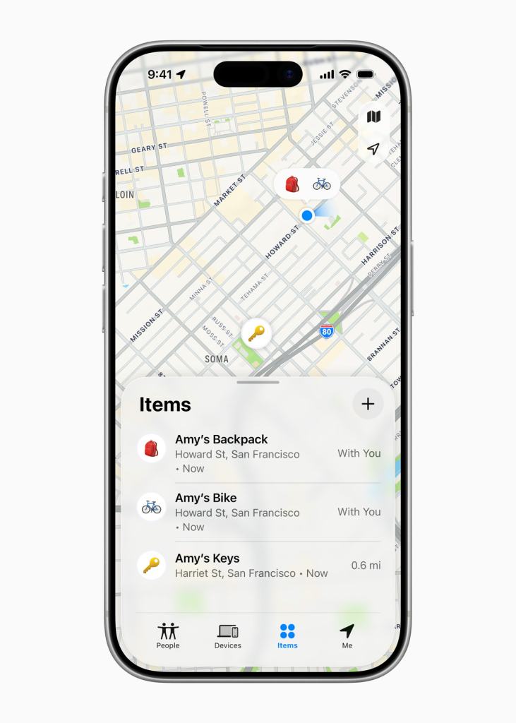 Apple, 확장된 범위와 향상된 위치 파악 정확도의 새로운 AirTag 공개 4 아이폰 화면에 표시된 지도와 Amy의 소지품 목록. 아이템에는 Amy의 백팩, 자전거, 열쇠가 포함되어 있음.
