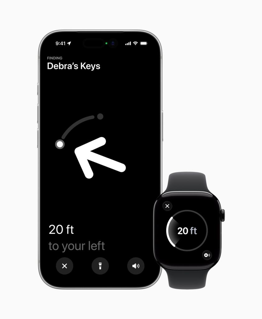 Apple, 확장된 범위와 향상된 위치 파악 정확도의 새로운 AirTag 공개 5 검은 배경의 스마트폰 화면에 'Debra's Keys'를 찾고 있다는 메시지와 방향을 나타내는 화살표, 그리고 왼쪽으로 20 피트 떨어져 있다는 안내가 표시되어 있으며, 옆에는 스마트워치가 함께 있는 이미지입니다.