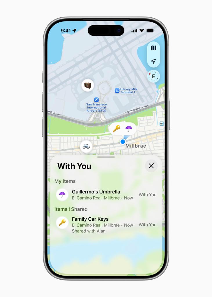 Apple, 확장된 범위와 향상된 위치 파악 정확도의 새로운 AirTag 공개 8 스마트폰 화면에 표시된 지도와 '나와 함께' 항목 리스트. '내 항목'에는 'Guillermo의 우산', '내가 공유한 항목'에는 '가족 차 키'가 포함되어 있음.