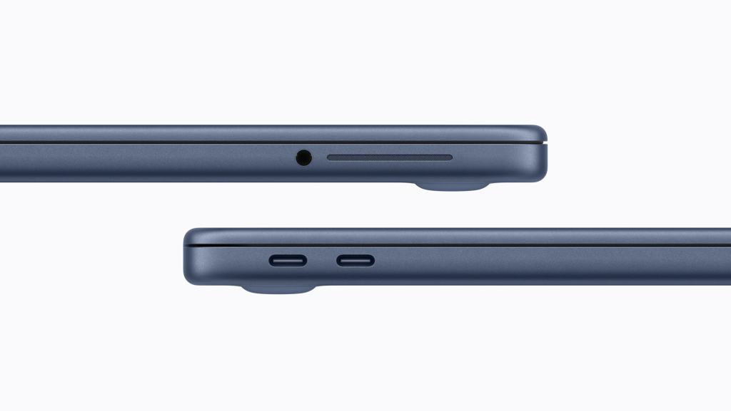 노트북 측면의 두 가지 각도, 하나는 USB-C 포트가 있는 모습이고, 다른 하나는 오디오 잭이 있는 모습.