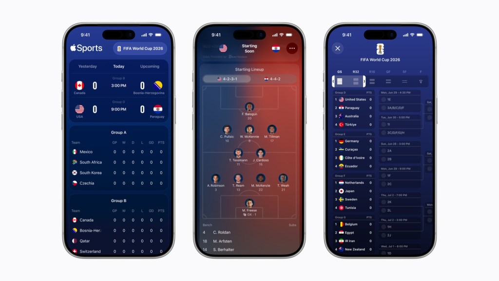 Apple Sports, 90개 이상의 신규 국가 및 지역으로 확대 2 2026 FIFA 월드컵 관련 정보가 표시된 세 개의 스마트폰 화면, 첫 번째 화면은 경기 일정, 두 번째 화면은 스타팅 라인업, 세 번째 화면은 그룹별 순위 및 경기 결과를 보여줌.