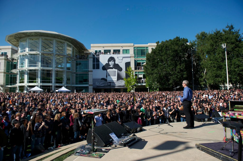 stevejobs_timcook_celebration_20111019