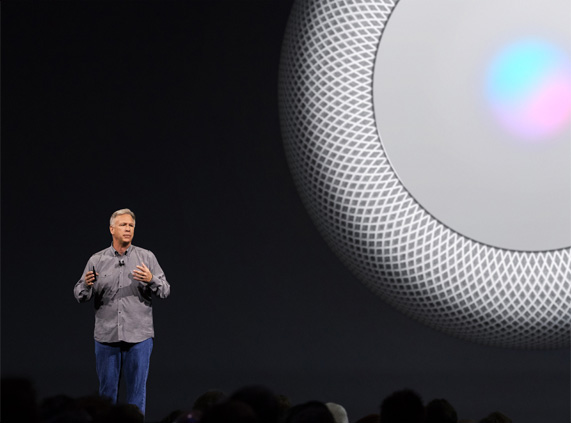 WWDC 2017에서 HomePod을 공개하는 Phil Schiller