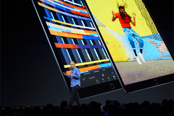 WWDC 2017에서 10.5형 iPad Pro를 공개하는 Greg Joswiak