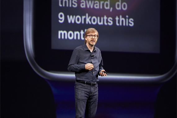 WWDC 2017에서 watchOS 4를 발표하는 Kevin Lynch