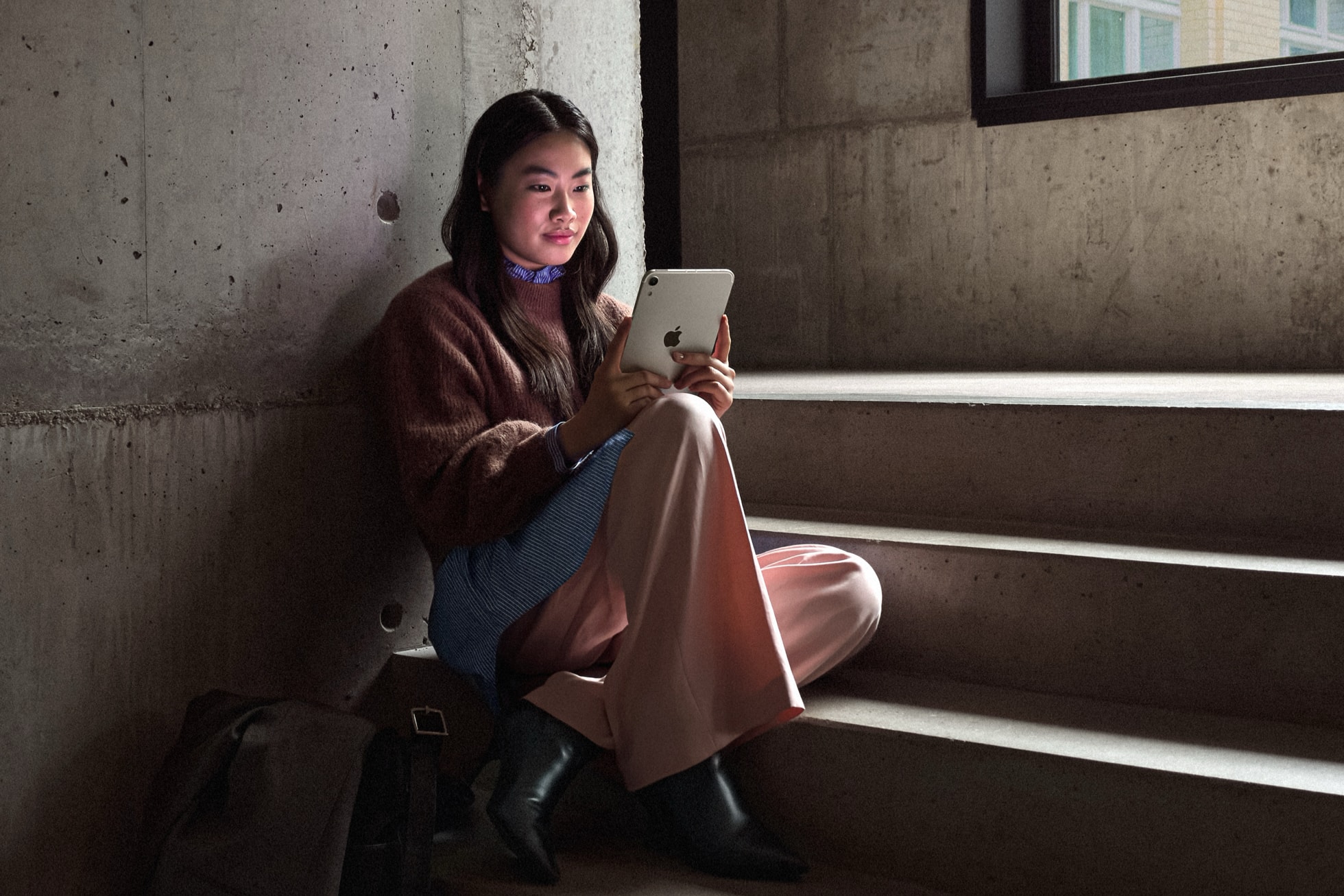 iPad mini는 휴대성, 성능, 디스플레이로 크리에이터, 소상공인, 의사, 현장 서비스 담당자, 게이머 등 많은 사용자의 사랑을 받고 있다