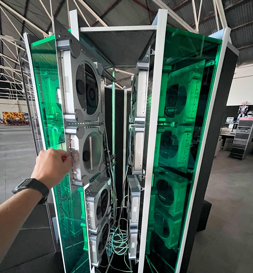 Cray-1 재현 장치 내부에 세로로 배치한 Mac mini