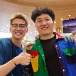 Apple 징안에서 iPhone Duo를 든 고객과 직원