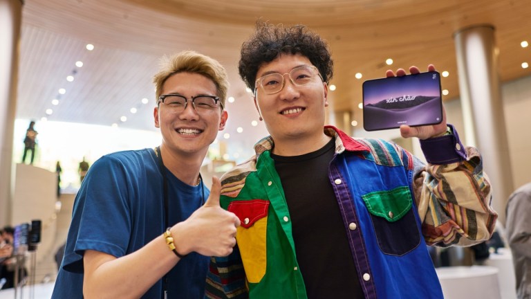 Apple 징안에서 iPhone Duo를 든 고객과 직원