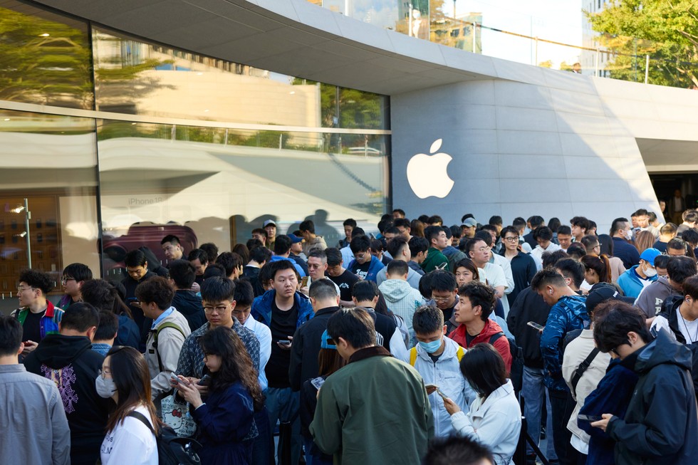 iPhone Duo 출시일 Apple 징안 앞에 모인 고객들