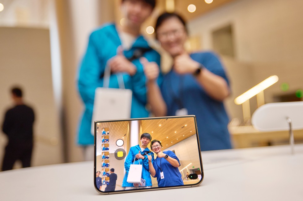 iPhone Duo로 기념 사진을 촬영하는 고객과 직원