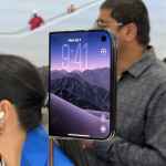 iPhone Duo 발표 현장의 거치대에 전시된 접힌 기기