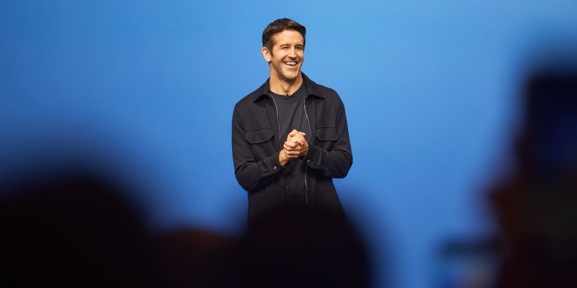 무대에서 발표하는 존 터너스 Apple CEO