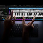 MacBook Pro 터치스크린에서 Logic Pro의 가상 건반을 연주하는 모습