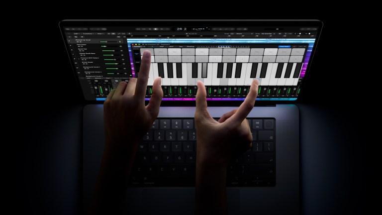 MacBook Pro 터치스크린에서 Logic Pro의 가상 건반을 연주하는 모습