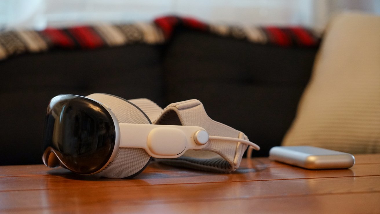 거실 테이블 위의 Apple Vision Pro