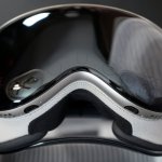 스탠드에 올려놓은 Apple Vision Pro